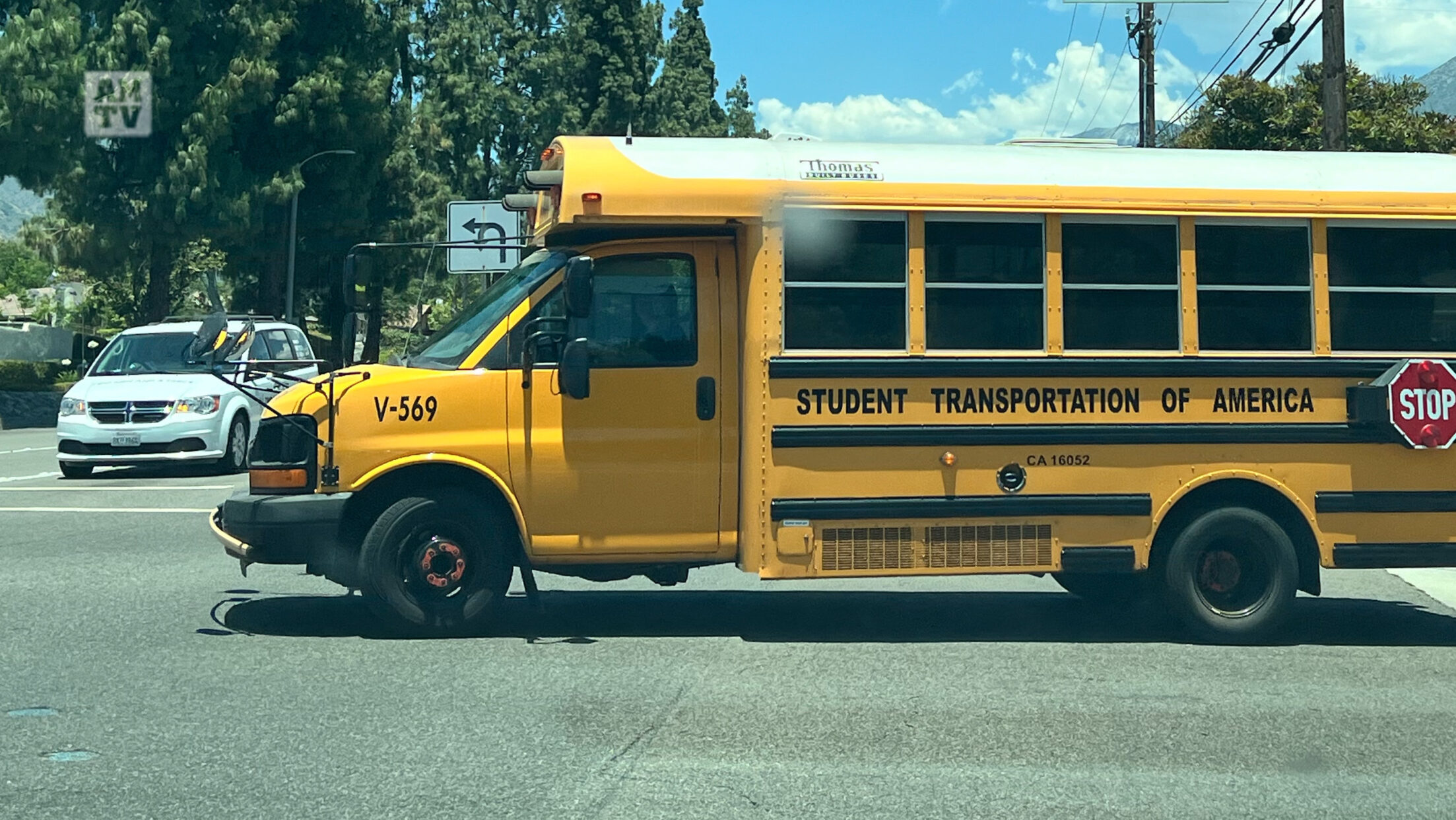 美国一些学区面临校车司机短缺压力，工资严重偏低致使就业率下降– 全美电视新闻AMTV News, image size:2206x1242