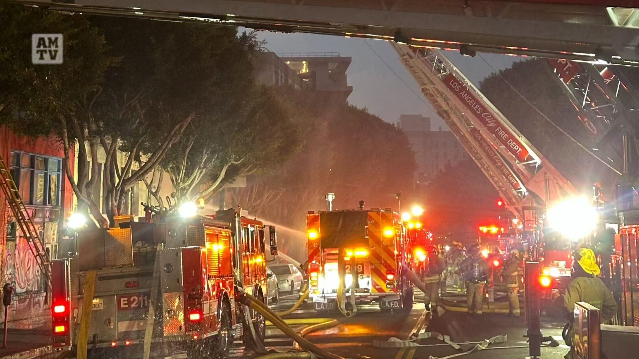 COMMERCIAL FIRE IN DOWNTOWN LOS ANGELES – 全美电视新闻 AMTV News